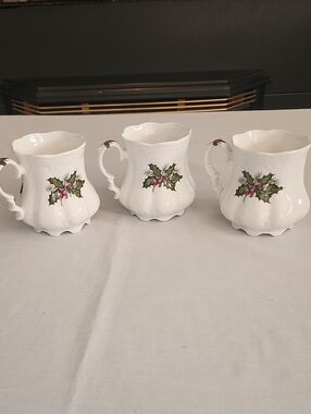 Allyn Nelson Fine Bone China Tea Cups HOLLY LEAF patten Christmas Holiday - 3